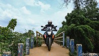 Hampir sama dengan karakter sok depannya, sok belakang dari 250 Adventure ini tak kalah asyik buat dibawa bermanuver hingga cornering. Motor terasa anteng dan tidak mengayun. Namun saat bertemu jalan jelek, redamannya masih sangat baik.  