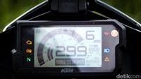 Ketika menyalakan motor ini untuk pertama kali, sensasi gemericik suara khas KTM masih terasa. Namun yang terdengar, kini jauh lebih halus dibandingkan mesin 250 cc terdahulu.  
