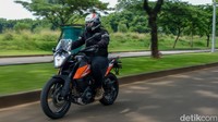 Dalam pengetesannya, untuk mengejar waktu kami sering main di putaran lebih dari 5.000 RPM. Dalam rentang putaran mesin menengah ini, tenaga dan torsi dari KTM 250 Adventure baru terasa nonjok.  