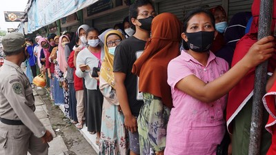 Miris! Minyak Goreng Murah, tapi Harus Rela Antre