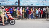 Warga rela mengantre panjang demi untuk mendapatkan minyak goreng murah tersebut.