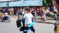 Sebagian warga mengajak anaknya untuk mengantre minyak goreng murah tersebut.