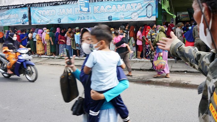 Warga mengantri beli minyak goreng dalam operasi pasar minyak goreng  di Wonodadi, Blitar, Jawa Timur,  Kamis (10/2/2022). Operasi pasar minyak goreng murah  Rp13 ribu per liter sesuai harga eceran tertinggi (HET) pemerintah  tu digelar untuk memenuhi kebutuhan masyarakat akan komoditas minyak goreng yang semakin langka dan harga yang terus melambung hingga di atas Rp20 ribu per liter. ANTARA FOTO/Destyan Sujarwoko/foc.