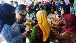 Miris! Minyak Goreng Murah, tapi Harus Rela Antre