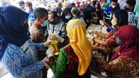 Warga mengantre untuk beli minyak goreng dalam operasi pasar minyak goreng dan gula pasir di Wonodadi, Blitar, Jawa Timur, Kamis (10/2/2022).