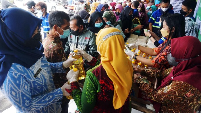 OPERASI PASAR MINYAK GORENG Warga mengantri beli minyak goreng dalam operasi pasar minyak goreng di Wonodadi, Blitar, Jawa Timur, Kamis (10/2/2022). Operasi pasar minyak goreng murah Rp13 ribu per liter sesuai harga eceran tertinggi (HET) pemerintah tu digelar untuk memenuhi kebutuhan masyarakat akan komoditas minyak goreng yang semakin langka dan harga yang terus melambung hingga di atas Rp20 ribu per liter. ANTARA FOTO/Destyan Sujarwoko/foc.