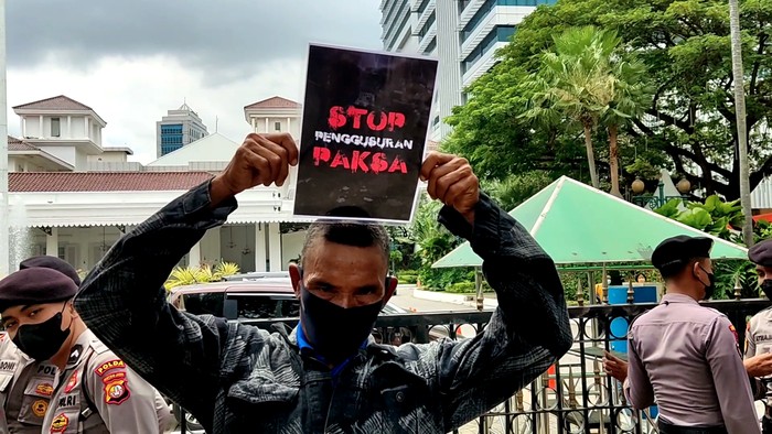 Koalisi Rakyat Menolak Penggusuran (KRMP) menggelar unjuk rasa untuk menuntut Gubernur DKI Jakarta, Anies Baswedan, mencabut Pergub nomor 207 tahun 2016. Pergub tersebut mengatur terkait penggusuran rumah dan lahan warga.