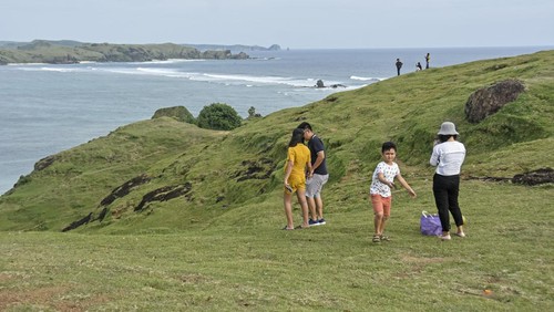 Sejumlah orang mengunjungi Bukit Pantai Seger di KEK Mandalika, Desa Kuta, Kecamatan Pujut, Praya, Lombok Tengah, NTB, Rabu (9/2/2022). Menjelang balapan pramusim MotoGP di Mandalika, Pantai Seger mulai ramai dikunjungi wisatawan dengan daya tarik pemandangan pantai pasir putih yang dikelilingi bukit di sekitarnya. ANTARA FOTO/Ahmad Subaidi/wsj.
