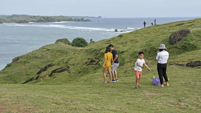 Sejumlah orang mengunjungi Bukit Pantai Seger di KEK Mandalika, Desa Kuta, Kecamatan Pujut, Praya, Lombok Tengah, NTB, Rabu (9/2/2022). Menjelang balapan pramusim MotoGP di Mandalika, Pantai Seger mulai ramai dikunjungi wisatawan dengan daya tarik pemandangan pantai pasir putih yang dikelilingi bukit di sekitarnya. ANTARA FOTO/Ahmad Subaidi/wsj.