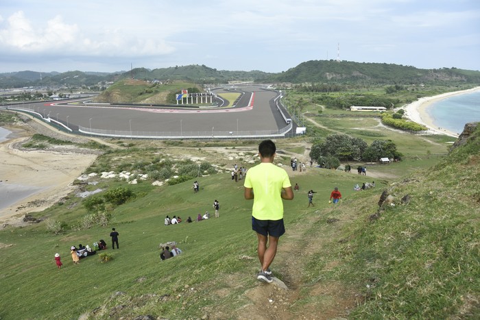 Sejumlah orang mengunjungi Bukit Pantai Seger di KEK Mandalika, Desa Kuta, Kecamatan Pujut, Praya, Lombok Tengah, NTB, Rabu (9/2/2022). Menjelang balapan pramusim MotoGP di Mandalika, Pantai Seger mulai ramai dikunjungi wisatawan dengan daya tarik pemandangan pantai pasir putih yang dikelilingi bukit di sekitarnya. ANTARA FOTO/Ahmad Subaidi/wsj.