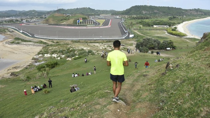 Sejumlah orang mengunjungi Bukit Pantai Seger di KEK Mandalika, Desa Kuta, Kecamatan Pujut, Praya, Lombok Tengah, NTB, Rabu (9/2/2022). Menjelang balapan pramusim MotoGP di Mandalika, Pantai Seger mulai ramai dikunjungi wisatawan dengan daya tarik pemandangan pantai pasir putih yang dikelilingi bukit di sekitarnya. ANTARA FOTO/Ahmad Subaidi/wsj.