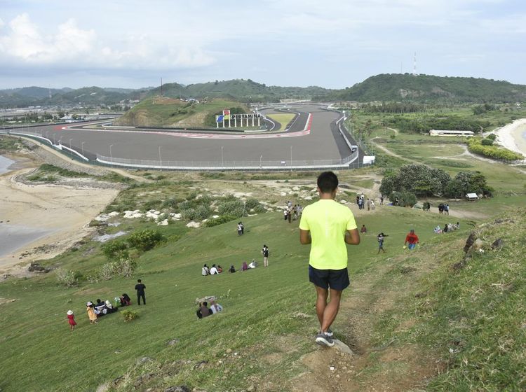 Bukit Seger Naik Daun, Mepet Sirkuit Mandalika dengan View Laut
