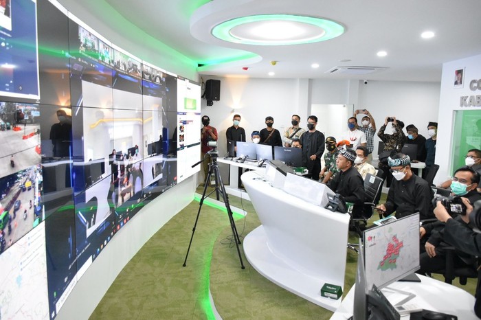 Pemerintah Kabupaten (Pemkab) Bandung memperkenalkan command center terbarunya yang terletak di Gedung Sekretariat Daerah (Sekda) Kabupaten Bandung.