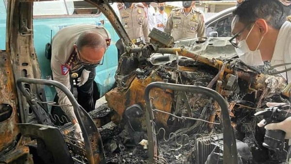 Penampakan Sedan Terbakar yang Tewaskan AKP Novandi dan Sis Zahra