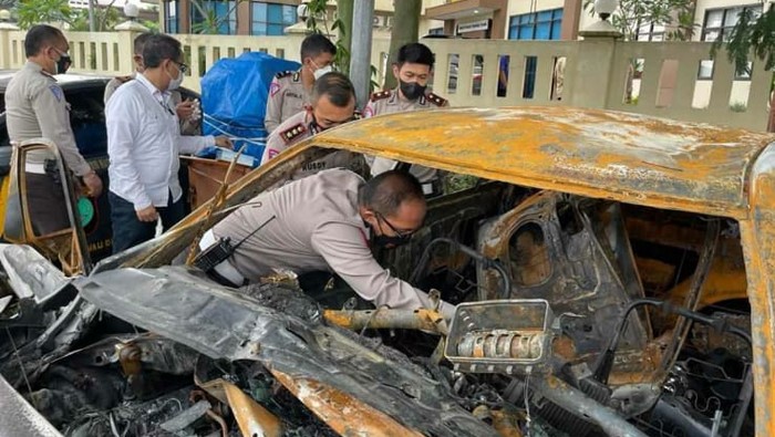 Penampakan Camry terbakar yang menewaskan AKP Novandy Arya Kharisma dan Sis Zahra PSI Penampakan Camry terbakar yang menewaskan AKP Novandy Arya Kharisma dan Sis Zahra PSI
