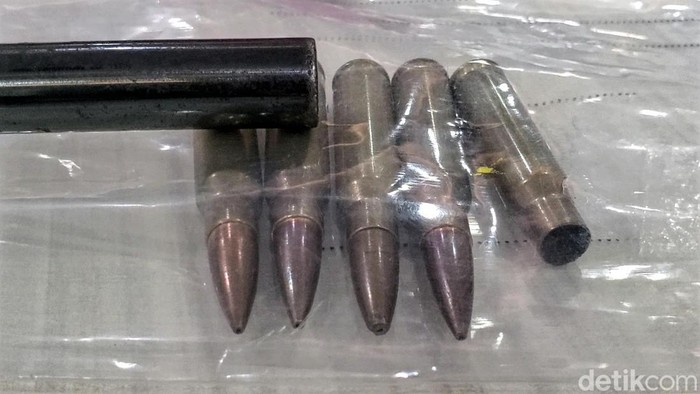 Penampakan peluru kaliber 38 yang menembus pinggul warga Bogor saat berburu
