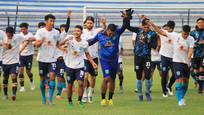 Persela Lamongan akan berhadapan dengan Persebaya Surabaya pukul 20.45 WIB. Tadi pagi, Persela sempat kena PHP penyelenggara swab PCR.