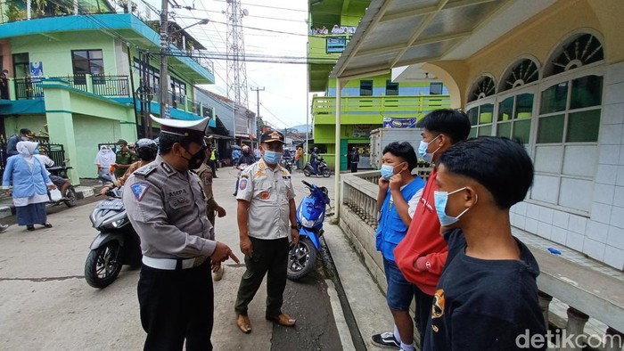Polisi memberikan hukuman berupa pembacaan Pancasila kepada tiga pemuda yang lalai tak bermasker