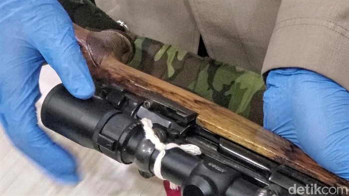 Polisi memperlihatkan senapan Mauser yang merenggut nyawa Benyamin