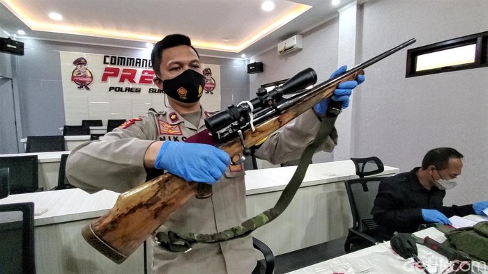 Polisi memperlihatkan senapan Mauser yang merenggut nyawa Benyamin