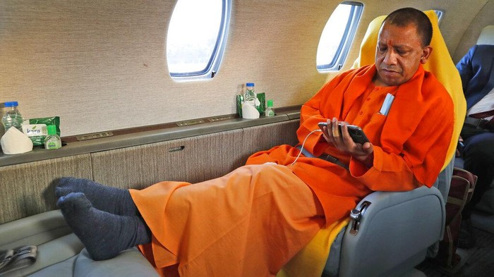 Potret Pendeta Anti-Muslim, Calon PM India Uttar Pradesh Chief Minister Yogi Adityanath shows victory sign to the crowd from a helicopter during an election rally for the upcoming state elections in Muradabad, India, Tuesday, Feb.8, 2022. (AP Photo/Rajesh Kumar Singh)