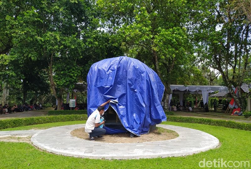 Prasasti berisi 600 nama pemugar Candi Borobudur periode 1973-1983 yang masih ditutupi terpal.