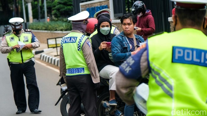 Polisi merazia kendaraan bermotor di kawasan Lebak Bulus, Jakarta Selatan. Penindakan menyasar pengguna jalan yang tidak memakai helm sampai sabuk pengaman.