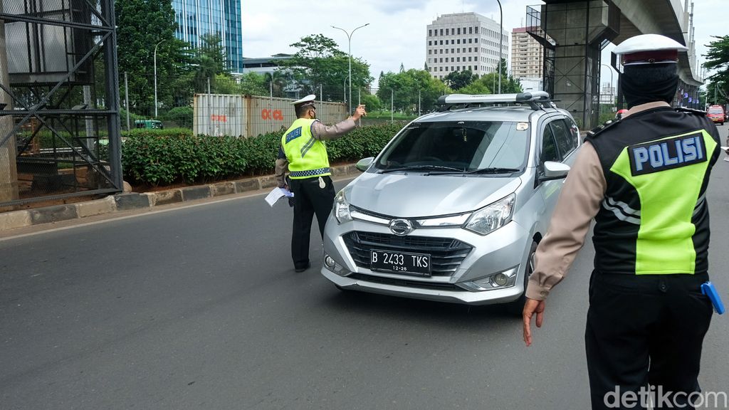 Polisi merazia kendaraan bermotor di kawasan Lebak Bulus, Jakarta Selatan. Penindakan menyasar pengguna jalan yang tidak memakai helm sampai sabuk pengaman.