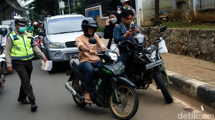 Polisi merazia kendaraan bermotor di kawasan Lebak Bulus, Jakarta Selatan. Penindakan menyasar pengguna jalan yang tidak memakai helm sampai sabuk pengaman.
