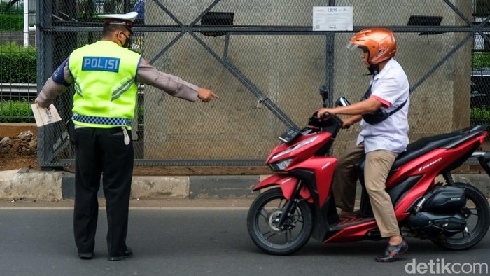 Priiit! Pelanggar Lalin Kena Tilang di Lebak Bulus Polisi merazia kendaraan bermotor di kawasan Lebak Bulus, Jakarta Selatan. Penindakan menyasar pengguna jalan yang tidak memakai helm sampai sabuk pengaman.
