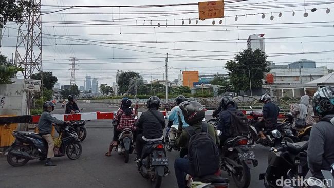 PT KAI akan menutup pintu perlintasan sebidang kereta api di Stasiun Pasar Senen, (Jakpus. (Anggi M/detikcom)