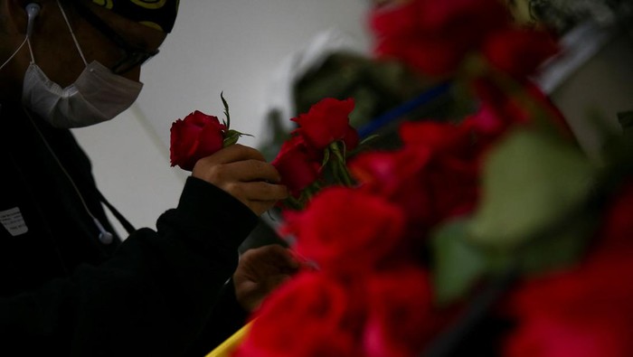 A Hospital das Clinicas' Psychiatry Institute patient takes part in a flower arrangement workshop, as a form of occupational therapy, in Sao Paulo, Brazil January 31, 2022. Picture taken January 31, 2022. REUTERS/Carla Carniel