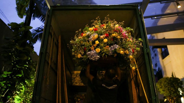 A Hospital das Clinicas' Psychiatry Institute patient takes part in a flower arrangement workshop, as a form of occupational therapy, in Sao Paulo, Brazil January 31, 2022. Picture taken January 31, 2022. REUTERS/Carla Carniel