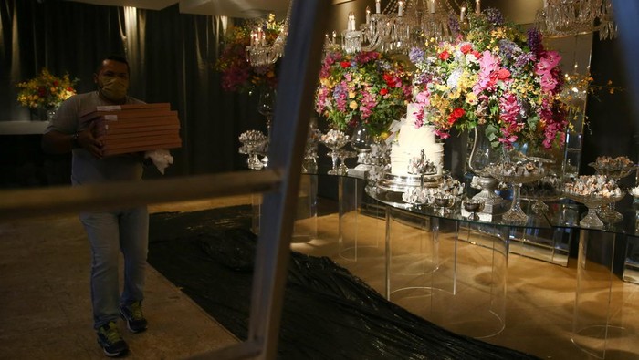 Pulihkan Kesehatan Mental dengan Merangkai Bunga A Hospital das Clinicas' Psychiatry Institute patient takes part in a flower arrangement workshop, as a form of occupational therapy, in Sao Paulo, Brazil January 31, 2022. Picture taken January 31, 2022. REUTERS/Carla Carniel