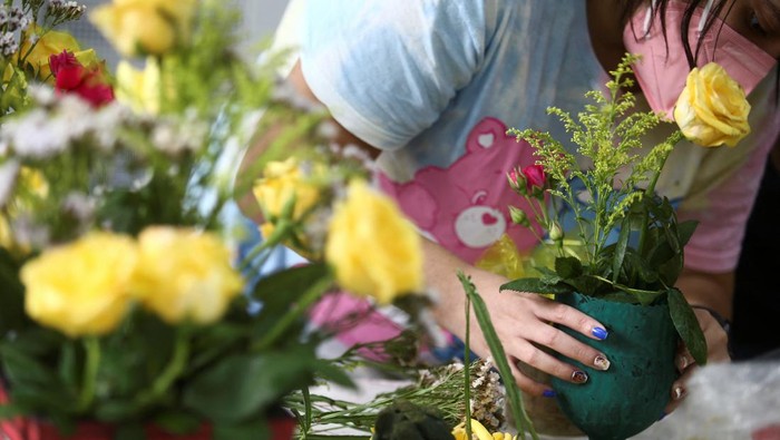 Pulihkan Kesehatan Mental dengan Merangkai Bunga A Hospital das Clinicas' Psychiatry Institute patient takes part in a flower arrangement workshop, as a form of occupational therapy, in Sao Paulo, Brazil January 31, 2022. Picture taken January 31, 2022. REUTERS/Carla Carniel