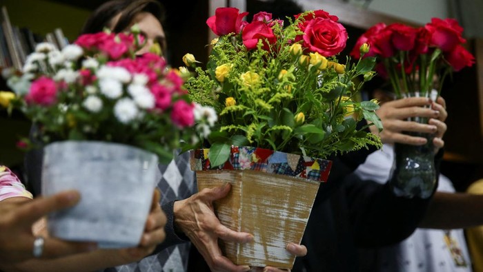 Pulihkan Kesehatan Mental dengan Merangkai Bunga A Hospital das Clinicas' Psychiatry Institute patient takes part in a flower arrangement workshop, as a form of occupational therapy, in Sao Paulo, Brazil January 31, 2022. Picture taken January 31, 2022. REUTERS/Carla Carniel