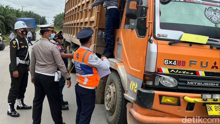 Puluhan truk bermuatan lebih ditilang di Riau