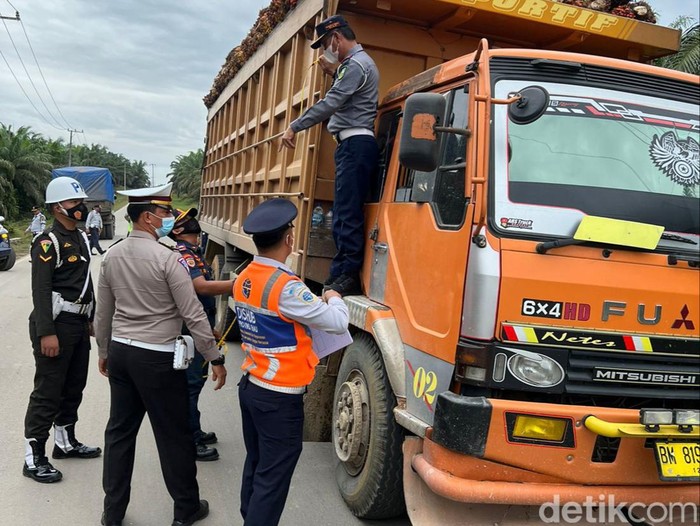 Puluhan truk bermuatan lebih ditilang di Riau
