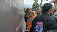 Kelima orang tersangka yang diamankan masing-masing inisial AR, RS, AG, dan MM. Serta S alias Sosop dari kelompok ormas lainnya.
