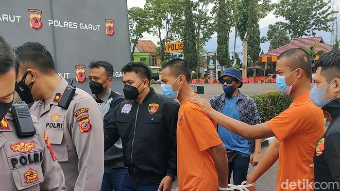 Lima orang oknum anggota ormas di Garut ditangkap polisi. Mereka diamankan usai terlibat pertikaian berebut lahan tambang pasir.