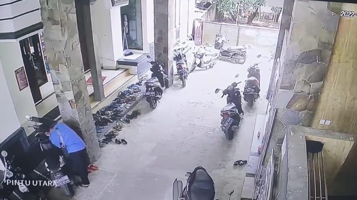 Rekaman CCTV percobaan pencurian di masjid di Depok (tangkapan layar)