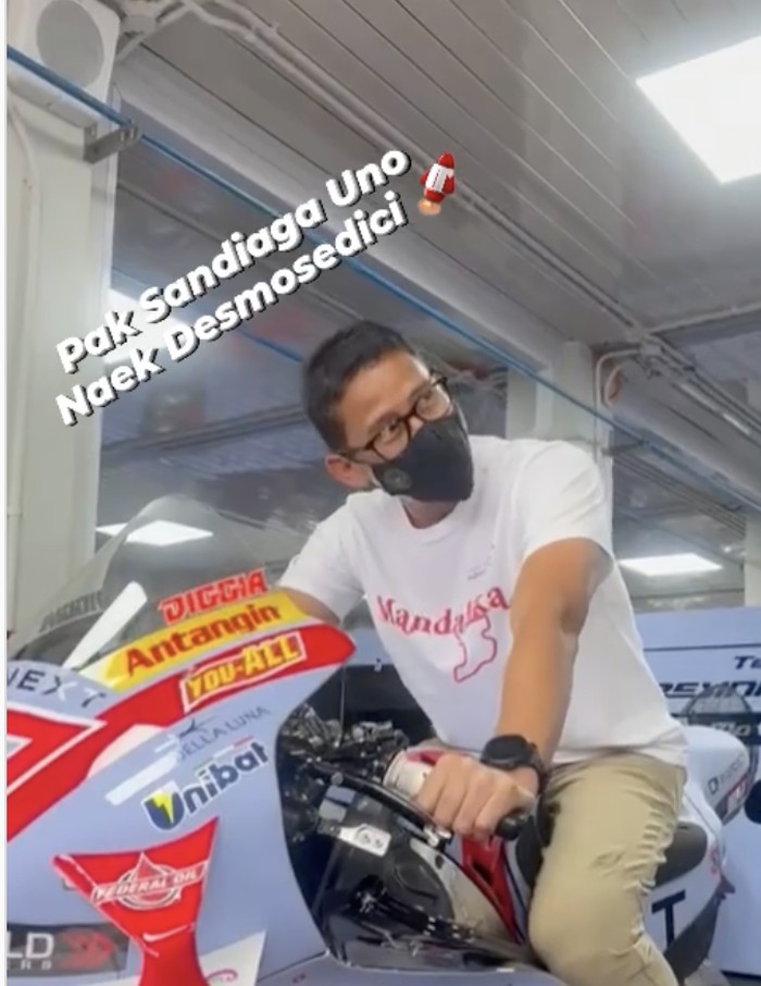 Sandiaga Uno menunggangi motor Ducati Desmosedici di Mandalika