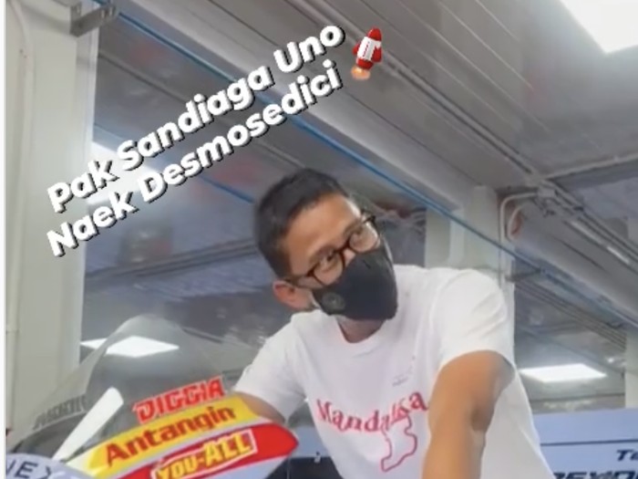 Sandiaga Uno menunggangi motor Ducati Desmosedici di Mandalika