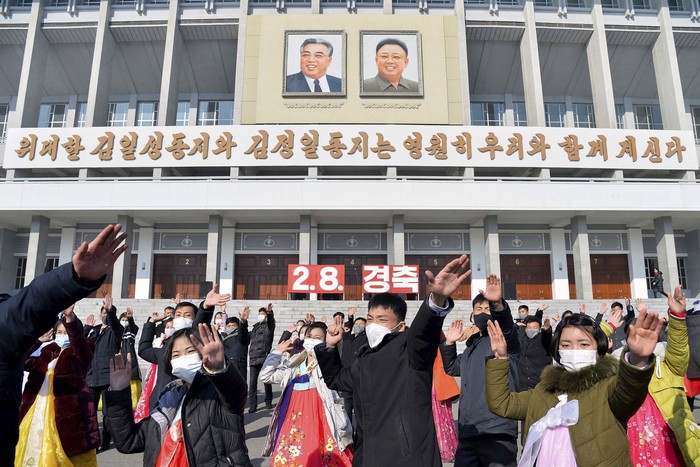 Korea Utara tidak melulu soal nuklir, roket atau kelaparan. Warganya juga masih sempat menikmati tarian dan karya seni berupa lukisan. Tentu dengan standar Korut.
