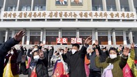 Orang-orang menari untuk merayakan ulang tahun ke-74 berdirinya angkatan bersenjata Korea Utara, di Pyongyang, Selasa (8/2/2022). Informasi yang sangat terbatas membuat dunia luar hanya bisa meraba dan menerka gaya hidup di Korut yang sesungguhnya. (Reuters)