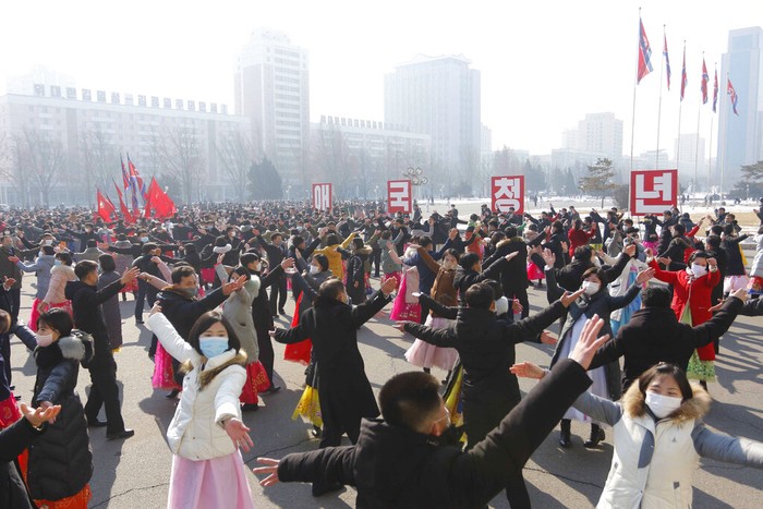 Korea Utara tidak melulu soal nuklir, roket atau kelaparan. Warganya juga masih sempat menikmati tarian dan karya seni berupa lukisan. Tentu dengan standar Korut.