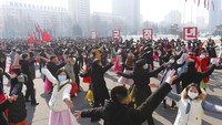 Para pelajar menari untuk merayakan ulang tahun ke-74 berdirinya angkatan bersenjata Korea Utara, di halaman Pyongyang Indoor Stadium, Pyongyang, Selasa (8/2/2022). Dengan keterbatasan akses informasi dan riset, sulit diketahui apakah mereka bahagia dengan hiburan seperti itu. (AP Photo/Jon Chol Jin)
