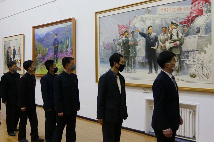 Korea Utara tidak melulu soal nuklir, roket atau kelaparan. Warganya juga masih sempat menikmati tarian dan karya seni berupa lukisan. Tentu dengan standar Korut.