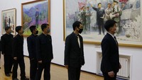 Warga melihat pameran seni Hidup dan Pengabdian Sang Patriotik dalam Festival Seni dan Pameran Nasional, di Pyongyang, Korea Utara (Korut), Rabu (9/2/2022). Festival ini untuk memperingati kelahiran Kim Jong Il yang ke-80.  (AP Photo/Cha Song Ho)