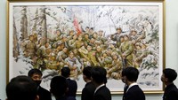 Warga melihat pameran seni Hidup dan Pengabdian Sang Patriotik dalam Festival Seni dan Pameran Nasional, di Pyongyang, Korea Utara (Korut), Rabu (9/2/2022).  (AP Photo/Cha Song Ho)